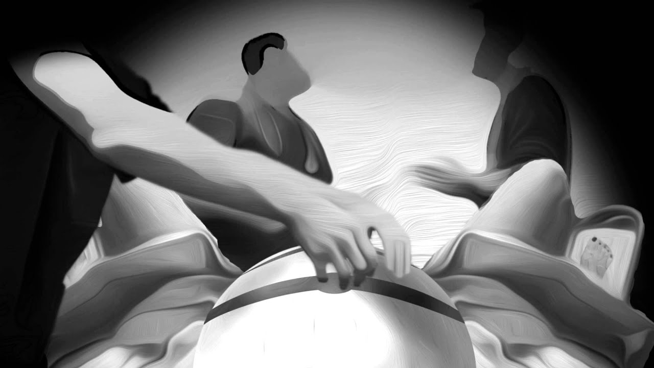 ngo-illustration-Artboard 5 Ilustrácia znázorňujúca ženu, vidíme ju len od pása nadol. Leží a nohy má v stremeňoch. Sú okolo nej ďalšie postavy, dve sa rozprávajú, tretia jej napráva pás na bruchu. Postavy sú rozmazané, celý obrázok je pochmúrny, rozmazaný. Čierno-biela ilustrácia.