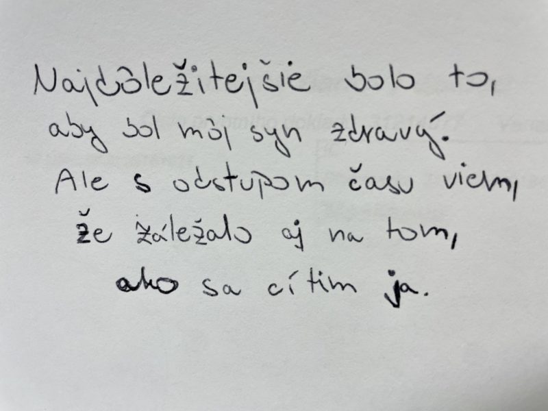 Rukou písaný text na bielom papieri: Najdôležitejšie bolo to, aby bol môj syn zdravý. Ale s odstupom času viem, že záležalo ja na tom, ako sa cítim ja.